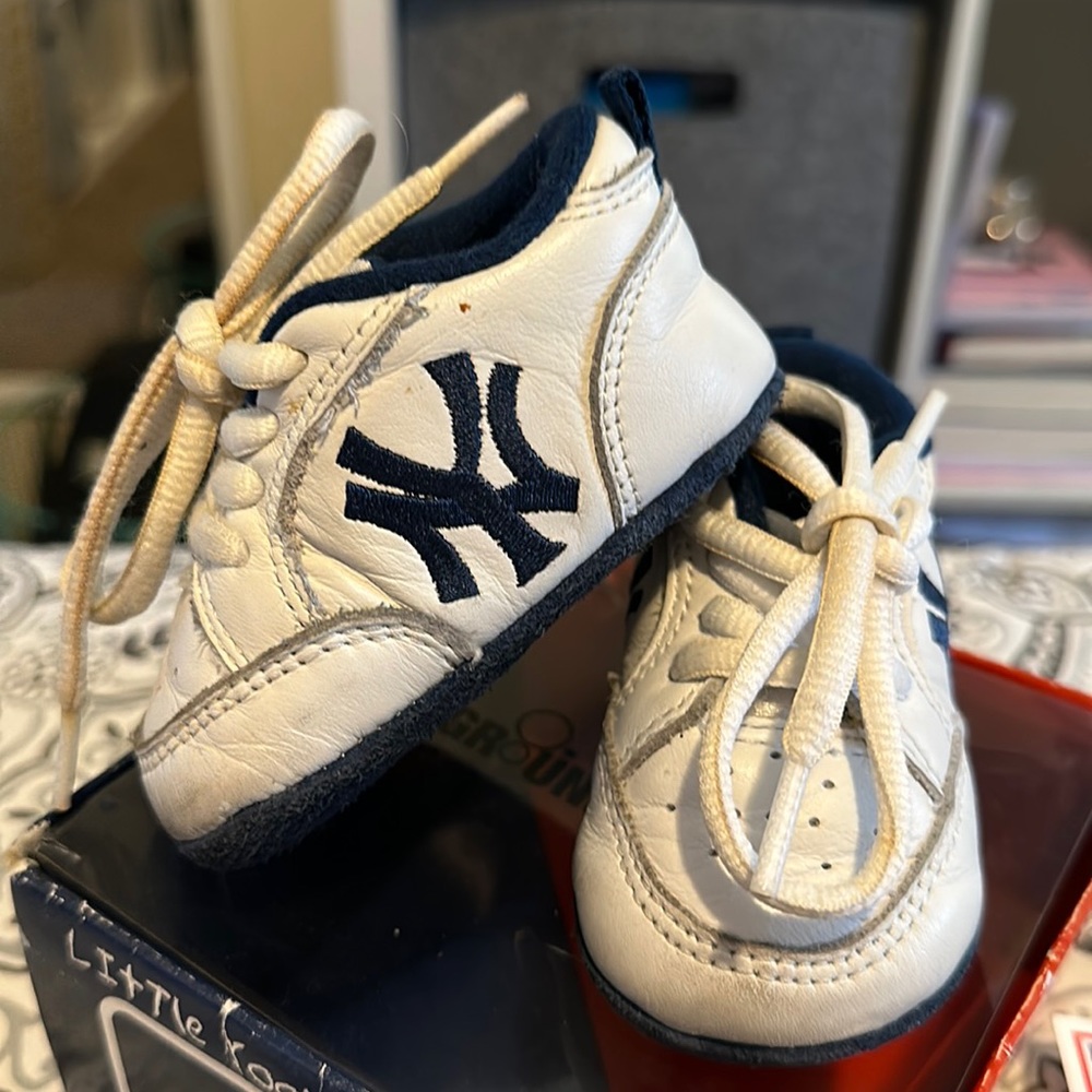 Year 2000 collectors edition New York Yankees Little Rookies first shoes